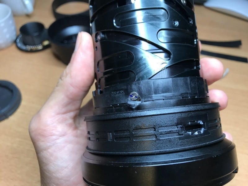 lens-broken-screw-threads-with-barrel-800x600.jpg