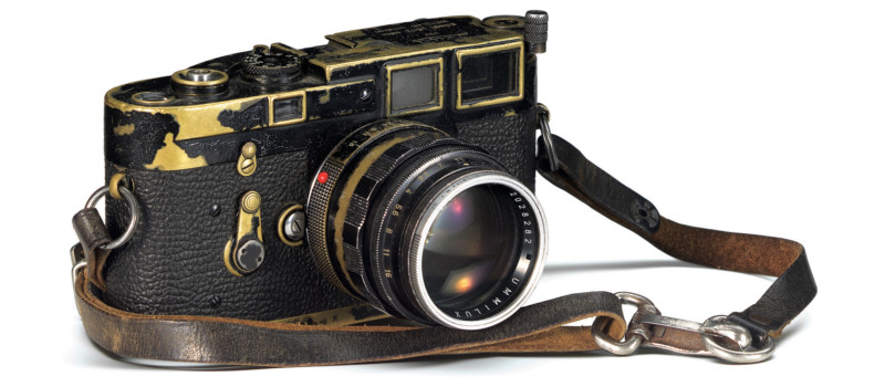 original-camera-of-Elliott-Erwitt-with-extreme-patina-800x350.jpeg