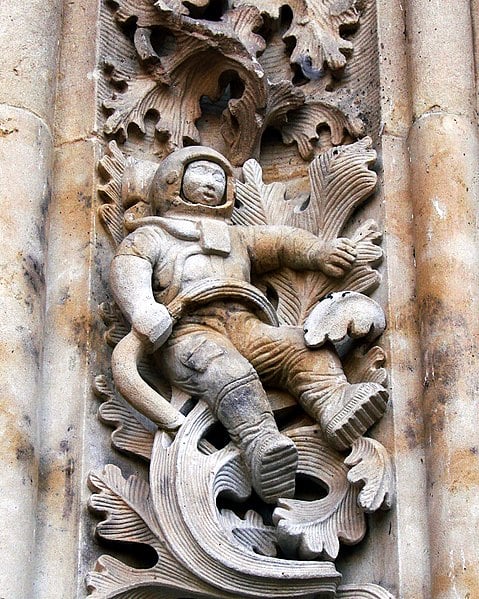 479px-Sculpture_of_astronaut_added_to_New_Cathedral_Salamanca_Spain_during_renovations.jpg