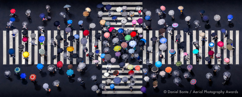 Umbrella-Crossing_Daniel-Bonte_Aerial-Photography-Awards-2020-800x320.jpg