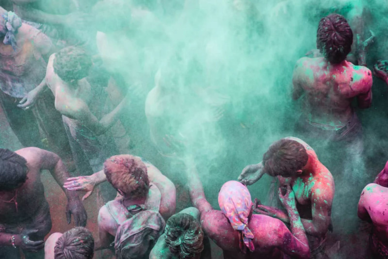 Celebrating-Holi-Festival-Pushkar-India-Party-6.jpg-800x534.jpg