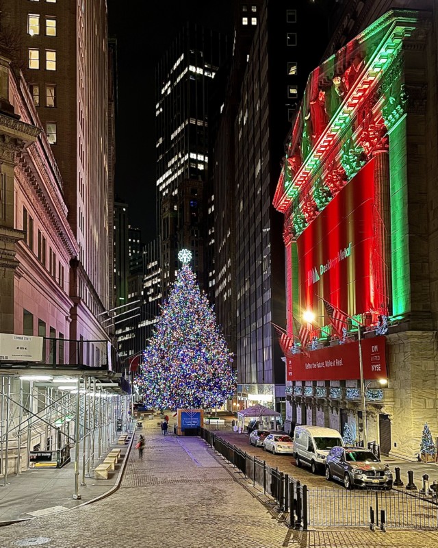 04_Wall-Street-Holiday-Tree-High-640x800.jpg
