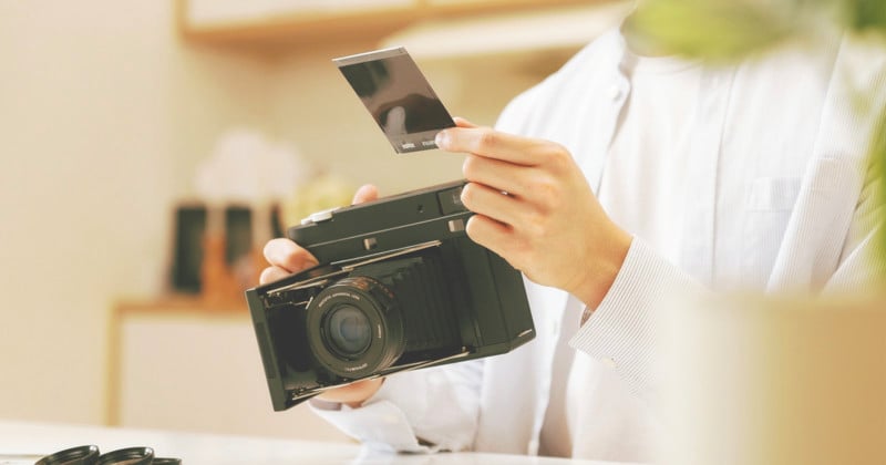 The-InstantKon-SF70-is-a-Modern-Reimagining-of-the-Polaroid-SX-70-800x420.jpg