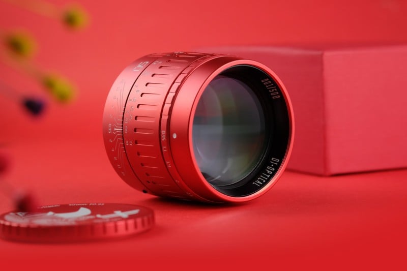 Red-TTartisan-50mm-f0.95-limited-edition-lens-for-Leica-M-mount-to-celebrate-the-Year-of-the-Ox-6-800x533.jpg