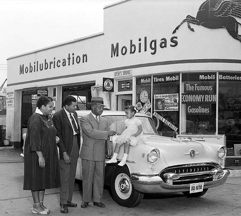 African_Americans_with_Oldsmobile2.jpg