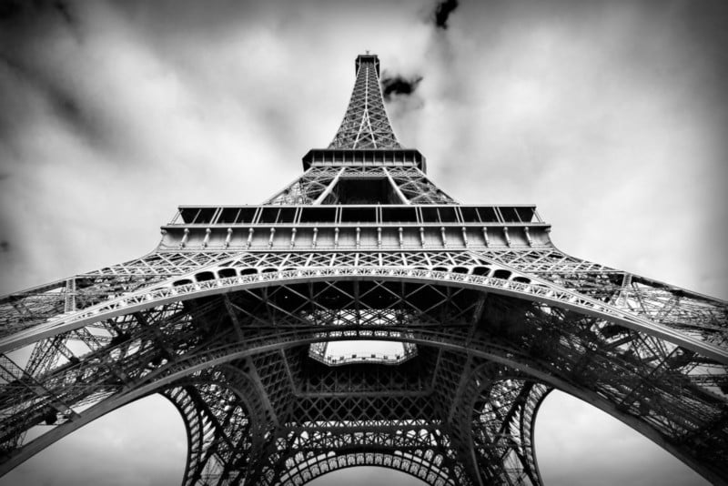 Taking-Photographs-from-Below-Eiffel-Tower-Paris-800x534.jpg