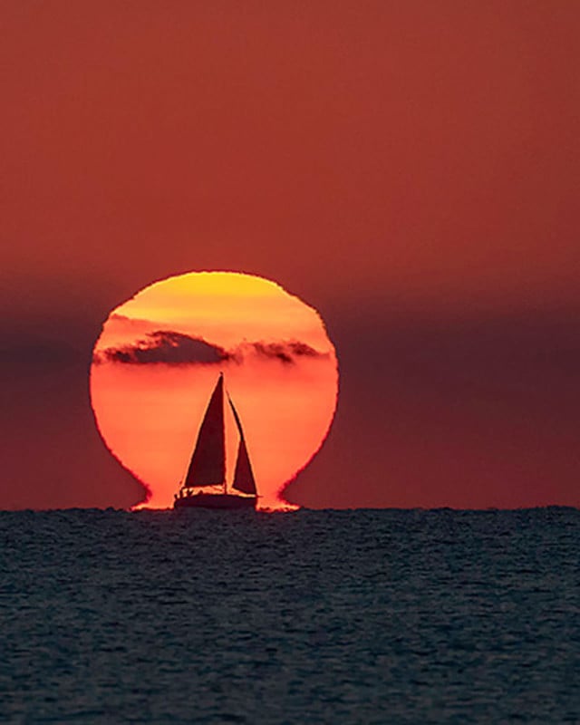 sailboat-omega-sunset-valencia-spain-toni-sendra-640x800.jpg