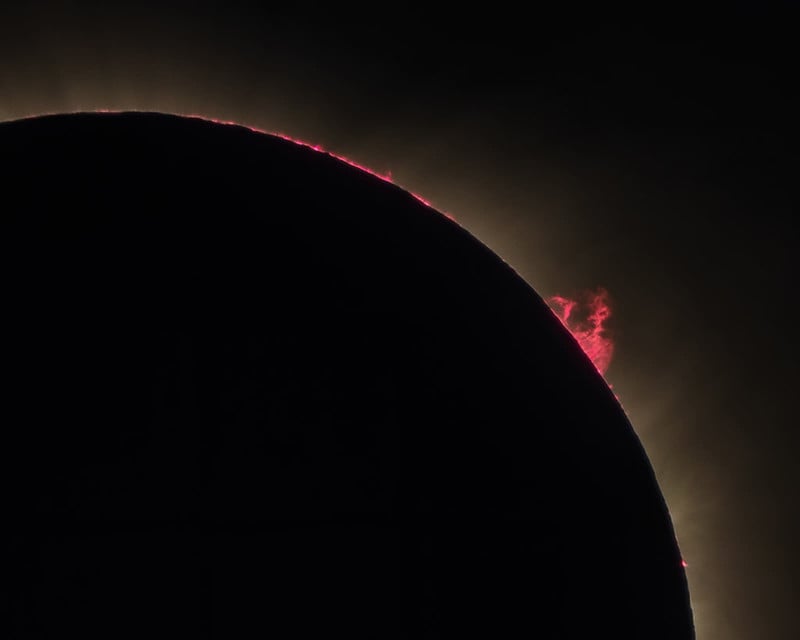 solar-flare-eclipse-mariano-srur-800x640.jpg