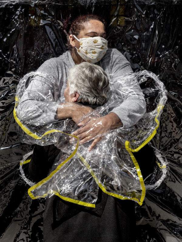 003_World-Press-Photo-of-the-Year-Nominee_Mads-Nissen_Politiken_Mads-Nissen_Politiken_Panos-Pictures-600x800.jpg