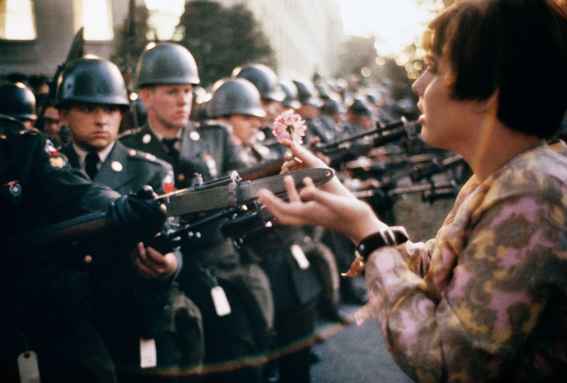 La-jeune-fille-a-la-fleur-Washington-1967-©-Fonds-Marc-Riboud-au-MNAAG-800x540.jpg