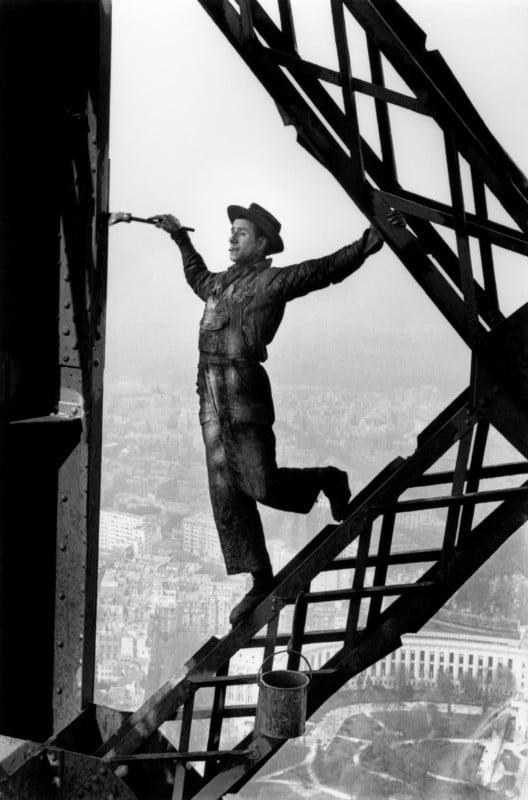 Le-peintre-de-la-tour-Eiffel-Paris-1953-©-Fonds-Marc-Riboud-au-MNAAG-528x800.jpg