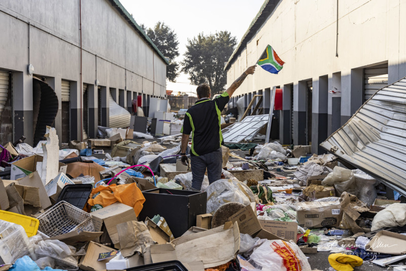 south-africa-riots-unrest-allen-petapixel-11-800x534.jpg