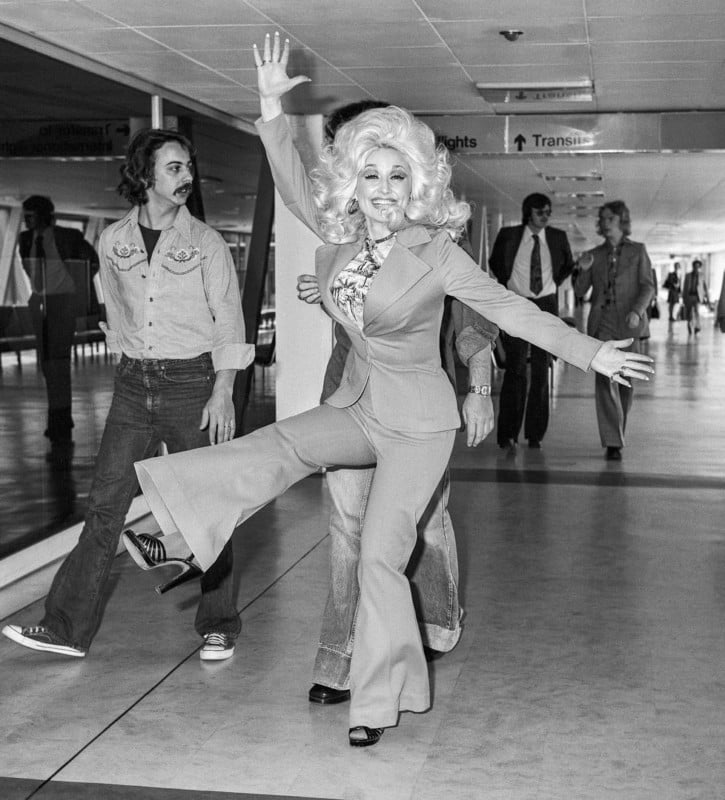 R7WFC9 Country and Western singer Dolly Parton leaving Heathrow Airport after her popular appearance at The Country and Western music festival at Wembley.