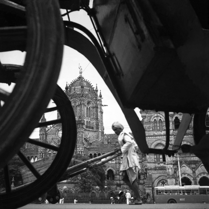Homai-Vyarawalla_The-Victoria-Terminus-Bombay_early-1940s-800x800.jpg