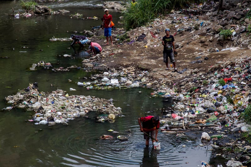 the_plastic_in_our_river_fully_syafi_handoko-800x534.jpg