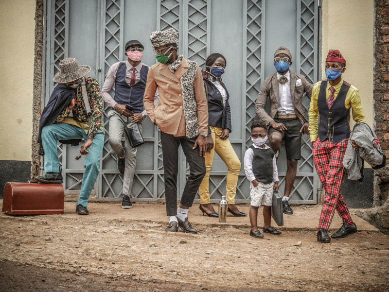 Bukavu-DRC-August-2020.-Bukavus-fashionistas-show-off-their-style-on-a-street-©-Raissa-Karama-Rwizibuka-for-Fondation-Carmignac-800x601.jpg