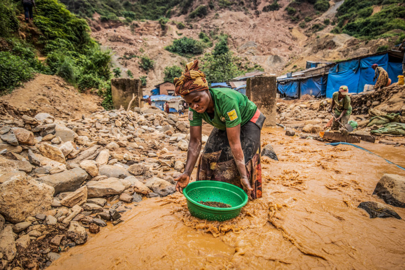 South-Kivu-Province-March-2021.-A-woman-pans-for-gold-at-a-mine-called-D3-in-Kamituga.-©-Moses-Sawasawa-for-Fondation-Carmignac-800x534.jpg