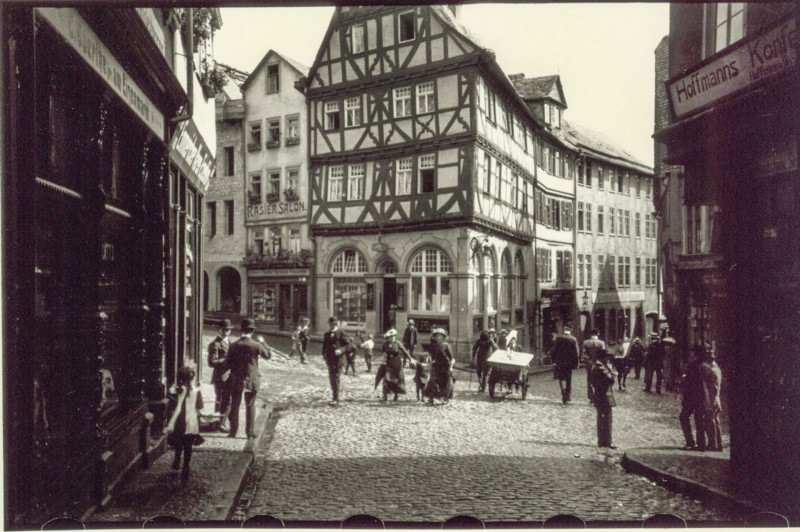 1913_Oskar_Barnack_Wetzlar_Eisenmarkt-800x532.jpg
