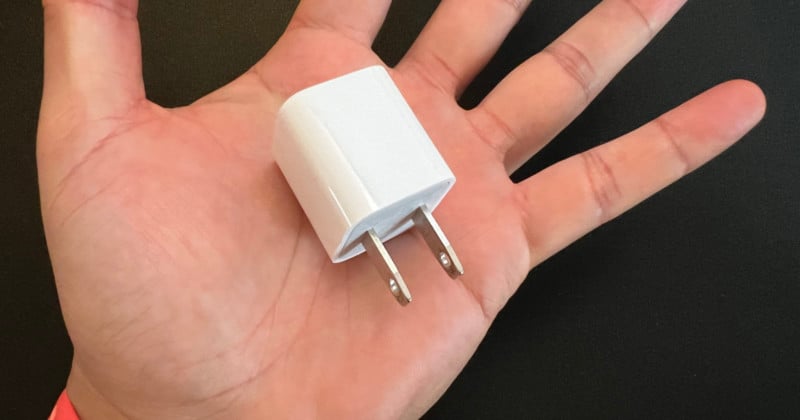 Apple-Sued-in-China-For-Not-Including-a-Charger-with-the-iPhone-800x420.jpg