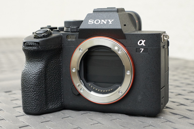 sony-alpha-7-iv-a7iv-camera-front-shutter-closed-800x534.jpg